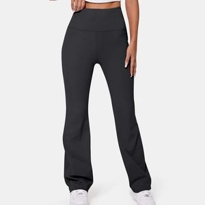 *NWT* Halara - High Waisted Back Pocket Plain Slight Flare Yoga Legging / Black